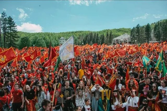 crna gora 2021 Kad se jutra probude pa sve dok me ne bude, ja ću tako do zadnjeg dana voljet najmanju sa Balkana. I po noći pjesmama s mojom braćom i sestrama pjevat uvijek sve balkanske ali volim naše najviše. (2Xali naše pjevam najjače) REFREN: NEMA ZORE BEZ SUMRAKA NITI PUTA BEZ POVRATKA ĐE GOD ODEM TEBE ODNOSIM CRNOM GOROM SE PONOSIM. SVETI PETRE JAVI SE DOKLE OVAKO ZNA LI SE ? CRNA GORA PITA ĐE LI SI? ČUDA VASILIJE DONESI ! PA UZ BOGA I ALAHA BUDIMO SKUPA DOBROG KORAKA