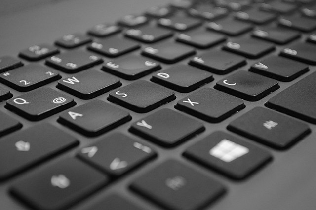 keyboard online tastatura ecommerce shoppingonline prevara falsifikati kako se zaštititi od online prevara falsifikata interneta internet online web commerce